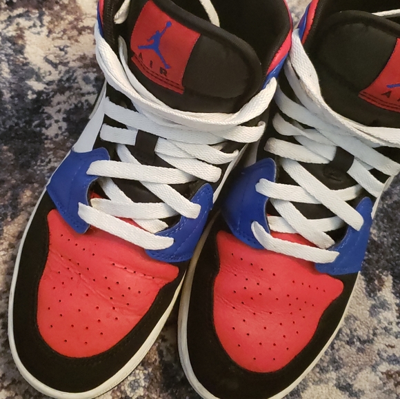Jordan Shoes - Air Jordan Mid 1 size 7Y